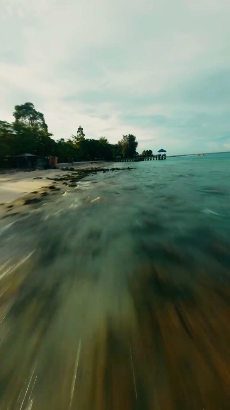 Shuttling with the wind on the sea surface